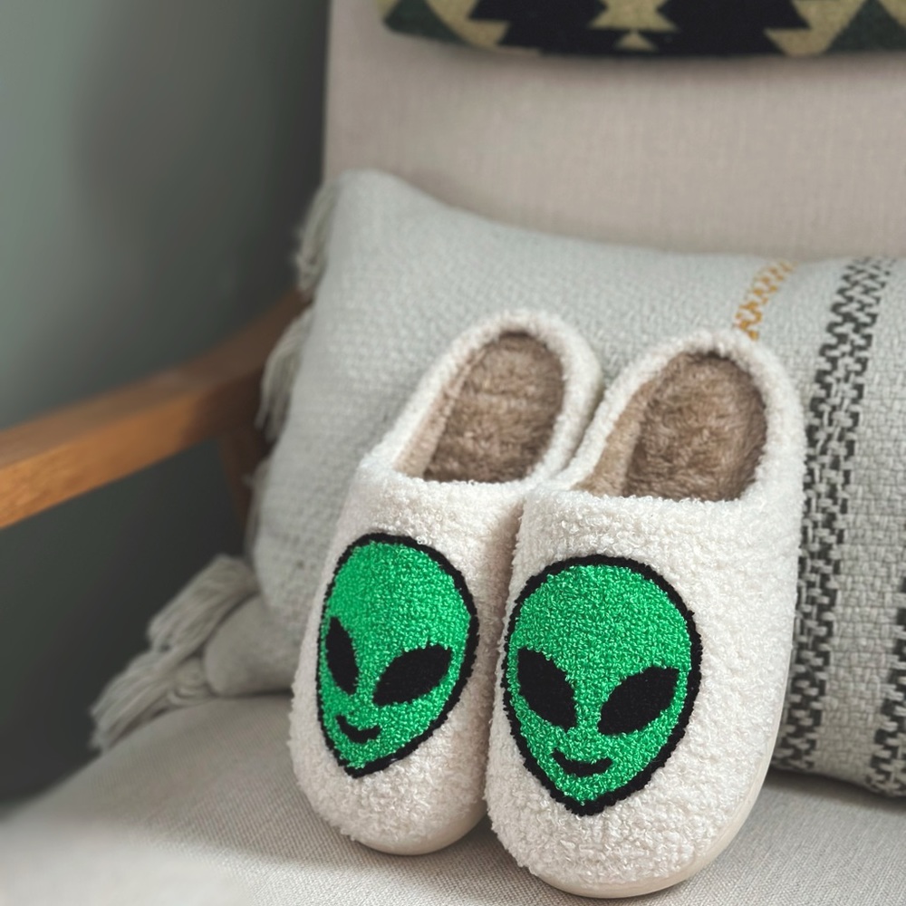Manifesting Daydreams • Alien Face Sherpa Slippers